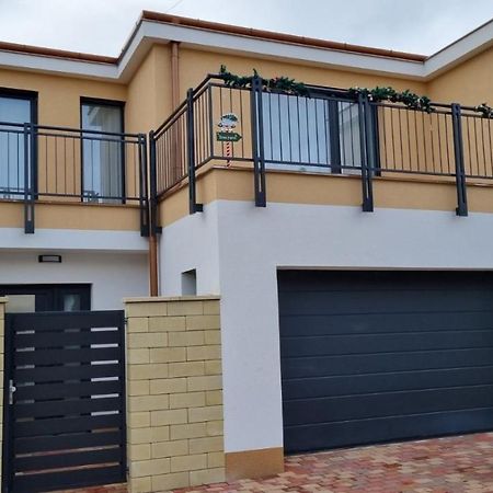 Appartamento Sarkcsillag Teljes Csaladihaz- Star Complete Family House Szeged Esterno foto