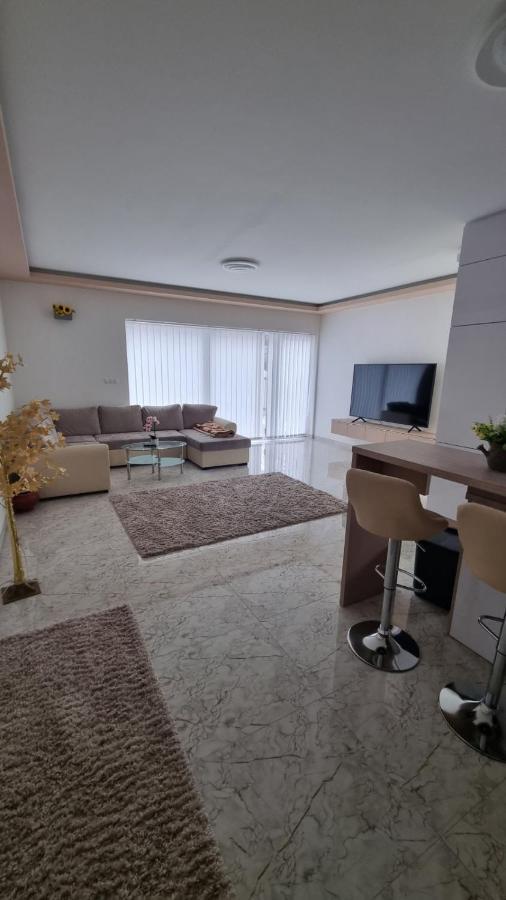 Appartamento Sarkcsillag Teljes Csaladihaz- Star Complete Family House Szeged Esterno foto