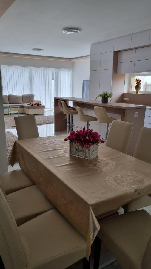 Appartamento Sarkcsillag Teljes Csaladihaz- Star Complete Family House Szeged Esterno foto