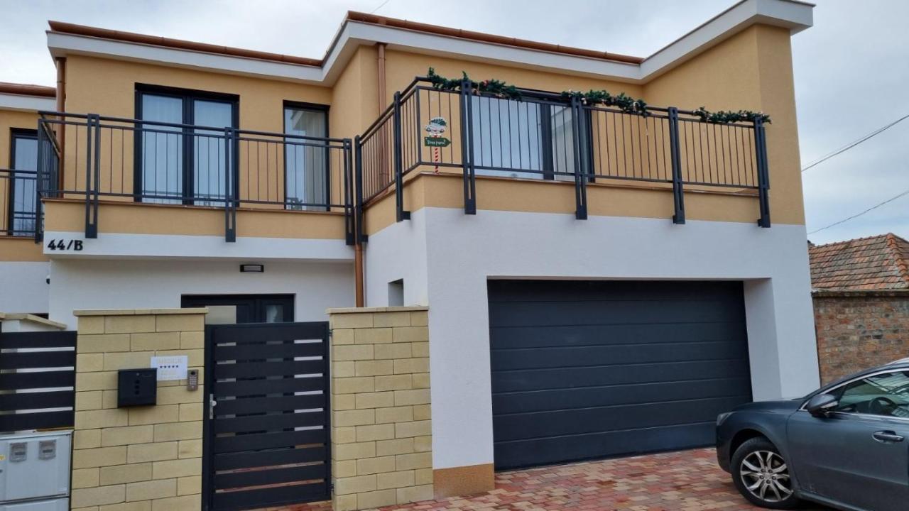 Appartamento Sarkcsillag Teljes Csaladihaz- Star Complete Family House Szeged Esterno foto