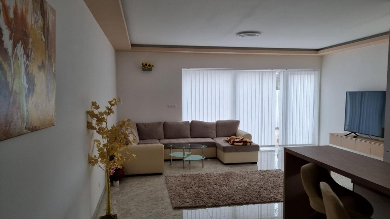 Appartamento Sarkcsillag Teljes Csaladihaz- Star Complete Family House Szeged Esterno foto