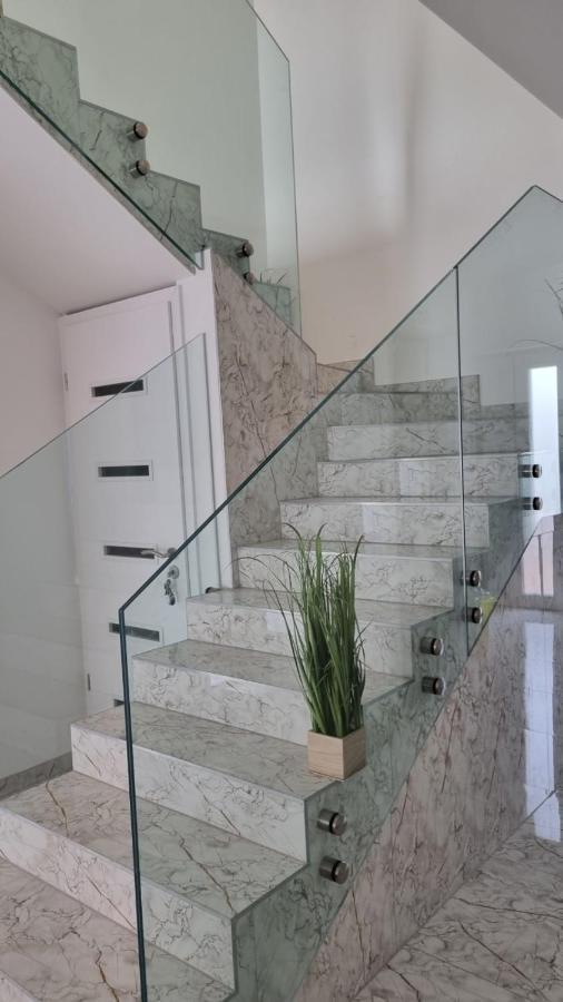 Appartamento Sarkcsillag Teljes Csaladihaz- Star Complete Family House Szeged Esterno foto