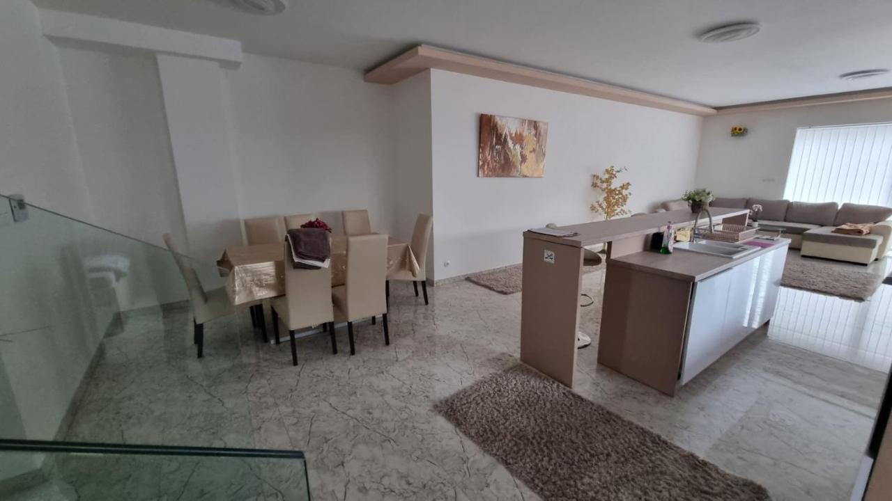 Appartamento Sarkcsillag Teljes Csaladihaz- Star Complete Family House Szeged Esterno foto